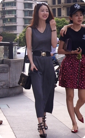 一路上有说有笑的漂亮美眉们