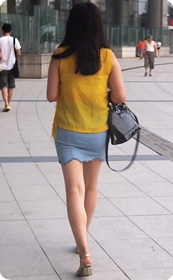 街拍超短裙美女,这裙子感觉一撕就破了