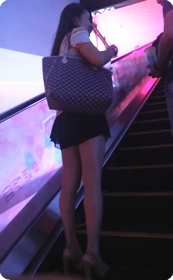 大胸部短裙少妇一个人看电影,还不快去陪她