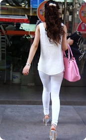 紧致感十足的白色牛仔裤,就怕你看不清我身体的线条