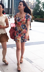 街拍花裙子美女,笑起来好萌的感觉