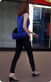 街拍少妇逛商场,展现身材的丝质长裤很诱人