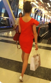 街拍在逛商场的红色裙子少妇