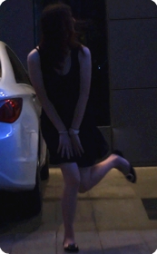 路边玩自拍的美眉,各种pose性感十足