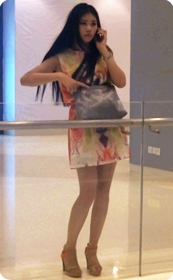 长相很大方的短裙妹子,站在哪里就是pose