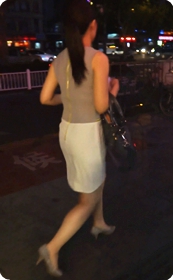 街拍白色短裙美眉在逛街