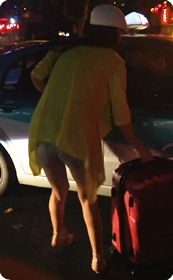 黑夜下来杭州旅游打车的美眉