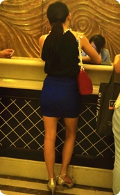 街拍在酒店总台开房间的美眉