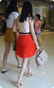 街拍逛商场的红色长裙美眉