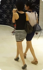 条纹紧身包臀,制服美女