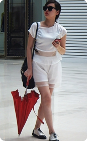 街拍美眉穿的衣服好性感,透明的