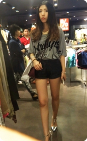 性感小热裤美眉,可爱与性感并存