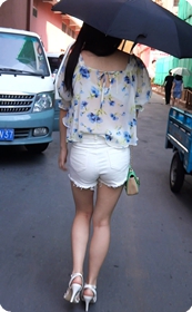 白色小热裤美眉,性感呀真性感