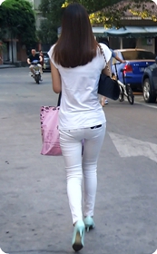 街拍白色紧身牛仔裤美眉,好吸引人的牛仔裤