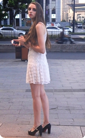 很少见的清纯范的老外,白色连衣裙下不知道隐藏的是什么