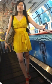 街拍一脸闷搔气质的黄色连衣裙美眉