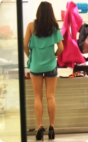 小热裤美眉在衣服店里试了很多衣服舞弄风搔