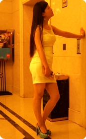 街拍白色紧身裹臀少妇,搔是本性