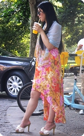 花裙子少妇,喝饮料要不要喝的这么性感