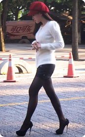 街拍黑丝袜小热裤美眉,模特身材真好