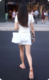 白色连衣裙少妇,夕阳下显得特别妩媚