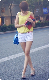 街拍白色小热裤少妇,高跟鞋很吸引人