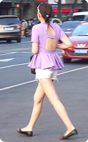 街拍在商场里玩自拍的美眉,很有资本玩自拍