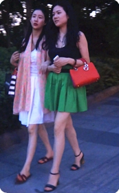 红色拎包搭配绿色长裙,也挺性感的