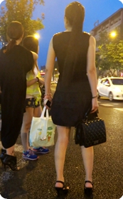 街拍黑色短裙少妇在路边等出租车