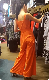 橘黄色低胸美眉,看看对不对你胃口