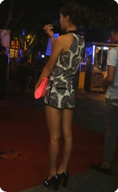 街拍好漂亮的小短裤美眉呀,黑暗中的夜明珠