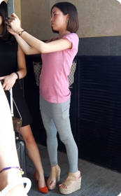 胸部很大的美眉,紧致的裤子很贴身