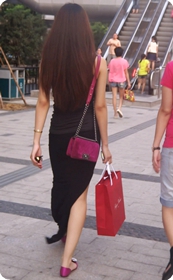 街拍绝对魔鬼身材的长裙侧开叉美眉