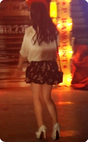 街拍黑夜下等人的美眉,夜空下的明珠