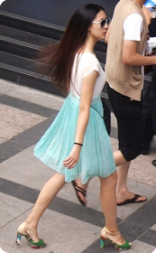 街拍看起来很舒服的长裙美眉