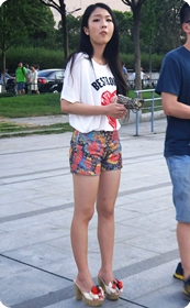 街拍花裤子妹子很浪的味道