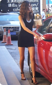 街拍黑色连衣裙逛完商场准备回家