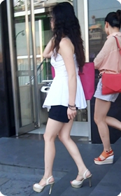 街拍丰满的黑色小热裤少妇,天使面庞