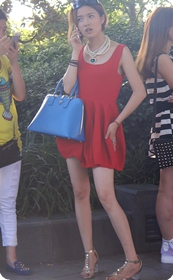 街拍大红色短裙美眉,好多pose呀