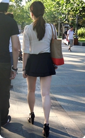 少妇超短裙,透明的衣服直接看见了文胸