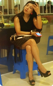 长发飘飘的红色超短裙少妇,气质还不错