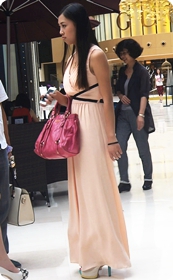 街拍好友气质的美眉啊,长裙也别有一番味道