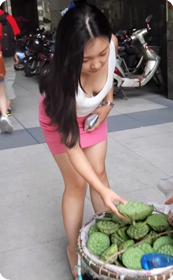 街拍大胸部美眉,胸太大了中心都会往前倾