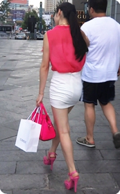 街拍超短裙漂亮美眉细腰长头发