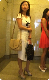 在等电梯的长裙少妇,笑起来是不是很甜