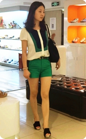 逛商场准备买高跟鞋的少妇