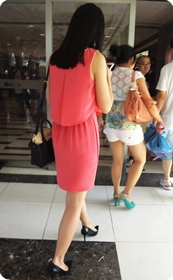 街拍一身桃红色装扮的美眉,高跟鞋很性感