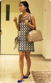 街拍陪干爹逛商场的大眼睛漂亮美眉,衣服好透呀