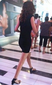 街拍逛商场的少妇,身材保持这么好