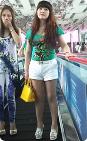 街拍小热裤少妇,看着就很酥软的感觉